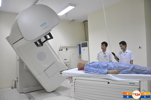 Tùy theo từng giai đoạn của bệnh mà các bệnh viện lớn ở Việt Nam sẽ chọn điều trị bằng xạ trị hay hoá trị.