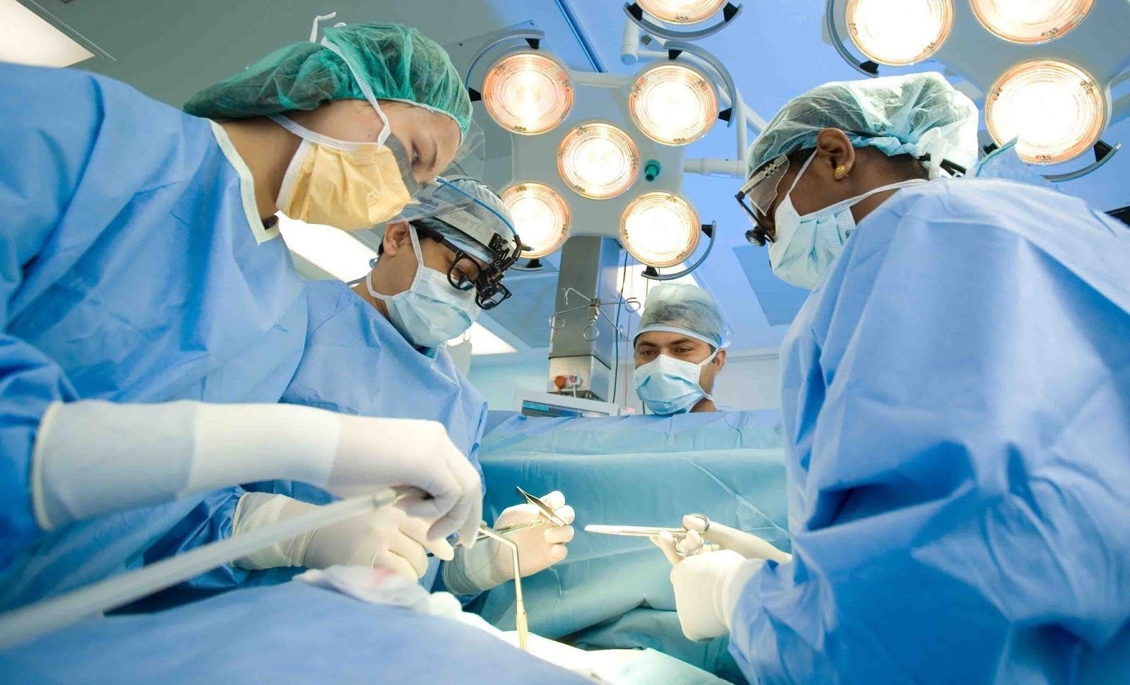 PGS. Trần Văn Thuấn bác bỏ thông tin các phương pháp điều trị ung thư ở Việt Nam lỗi thời và lạc hậu.