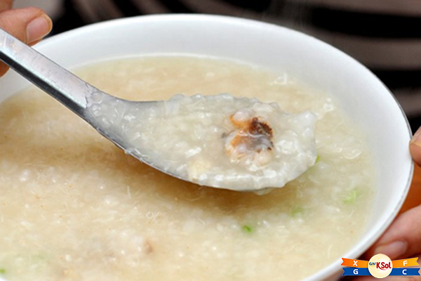 Bệnh nhân ung thư tuyến giáp nên bắt đầu ăn uống lại với cháo, súp