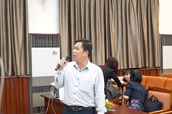 Các đại biểu trình bày tham luận