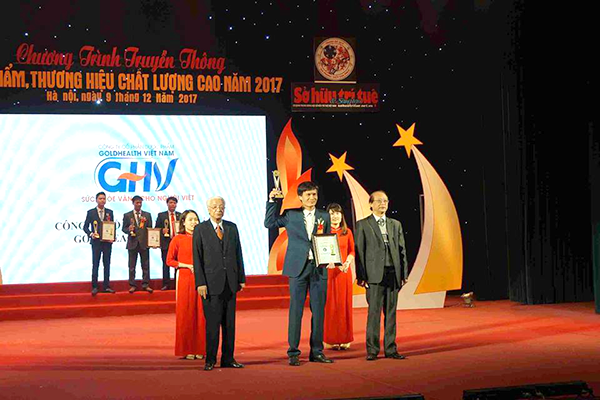 Ông Nguyễn Văn Lam - TGĐ Cty CP Dược phẩm Goldhealth nhận cúp và bằng chứng nhận từ BTC