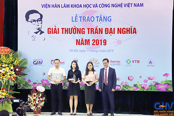 Bà Nguyễn Hà Hoa (Thứ 2 từ phải sang)- Phó Giám đốc Truyền thông GHV – Đại diện Nhà tài trợ Công ty dược phẩm Goldhealth Việt Nam lên nhận kỷ niệm chương