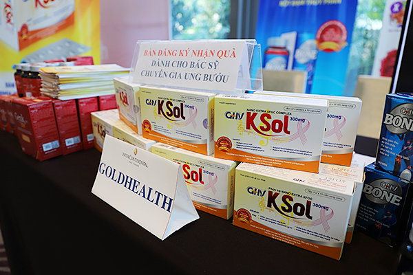 Công ty Cổ phần dược phẩm Goldhealth Việt Nam "Trao tặng hơn 100 suất quà" là sản phẩm GHV Ksol cho toàn bộ bệnh nhân ung thư vú tham dự chương trình
