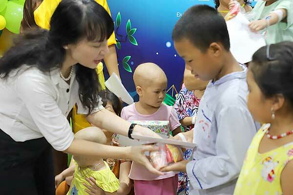 Công ty Cổ phần Dược phẩm GoldHealth Việt Nam trao quà cho các bệnh nhi