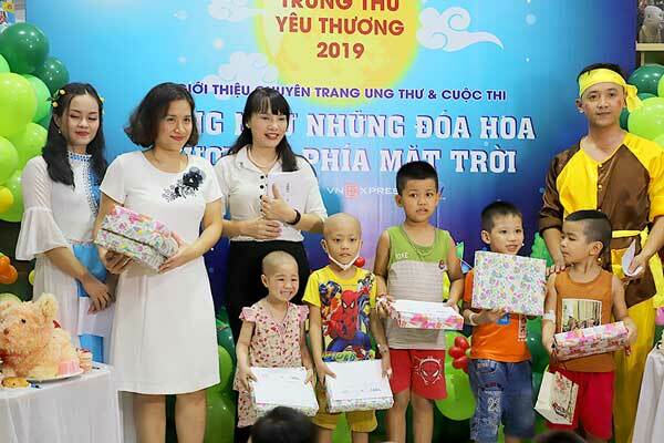 Đại diện Công ty Cổ phần Dược phẩm GoldHealth Việt Nam đã trao quà, và tặng voucher sản phẩm GENK STF LIQUID hỗ trợ bảo vệ sức khỏe cho hơn 300 em nhỏ