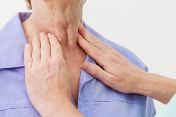 Triệu chứng ung thư tuyến giáp xuất hiện khối u, hạch ở cổ