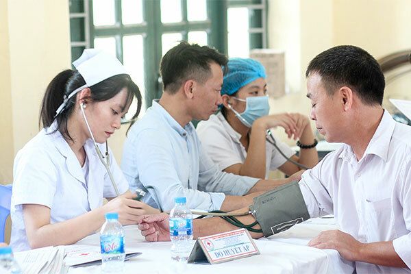 Định kỳ 3 - 6 tháng/1 lần khám sức khỏe để tầm soát sớm bệnh ung thư phổi