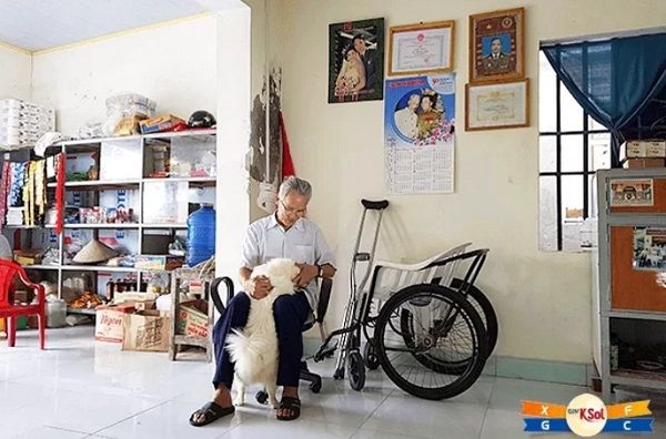 Ông Vũ Huy Chương, 70 tuổi ở xã Kim Hải, huyện Kim Sơn, Ninh Bình mắc bệnh nhưng vẫn lạc quan, yêu đời.