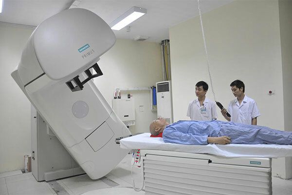 Xạ trị là phương chính trong điều trị ung thư vòm họng giai đoạn 2