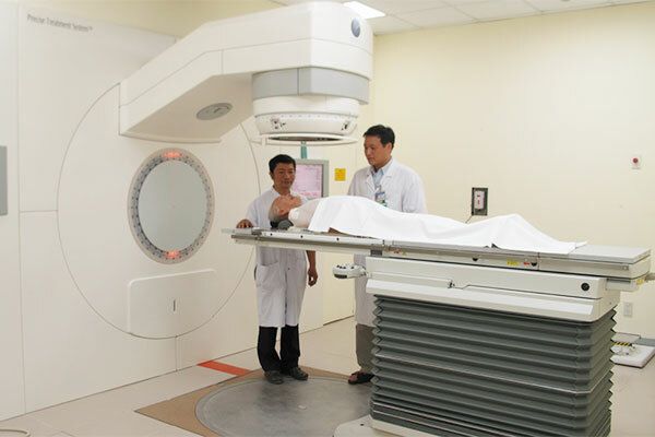 Xạ trị là phương pháp được thực hiện trong điều trị ung thư vòm họng giai đoạn 1, 2