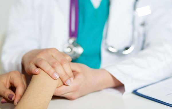 Điều trị ung thư buồng trứng giai đoạn cuối là chăm sóc giảm nhẹ kết hợp các biện pháp khác tùy thuộc vào thể trạng bệnh nhân