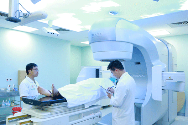 Bênh nhân ung thư đang được điều trị bằng phương pháp xạ trị ngoài