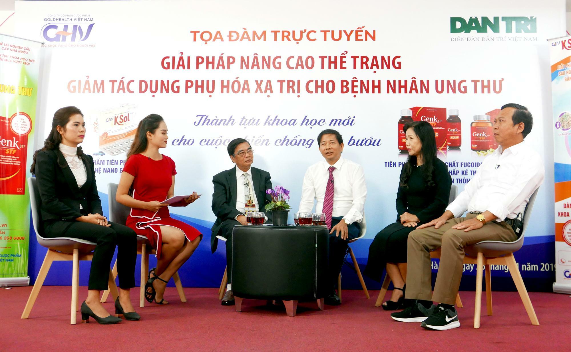 Các Chuyên gia và Khách mời đang trò chuyện trong tọa đàm