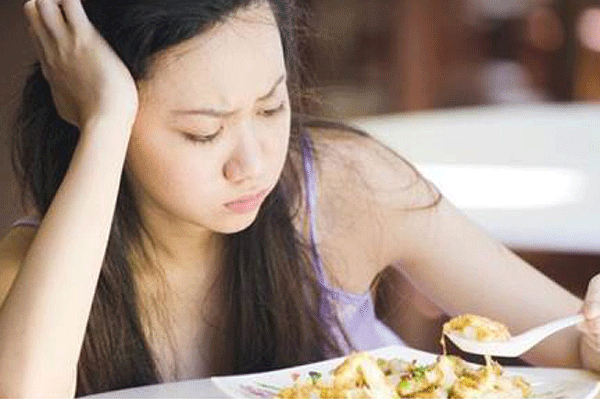 Chán ăn và chướng bụng là một trong những triệu chứng cảnh báo mắc ung thư dạ dày