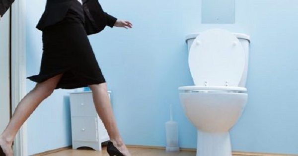 Đi tiểu nhiều liên tục là một trong các dấu hiệu các ung thư buồng trứng