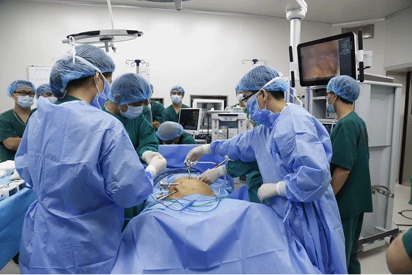 Phẫu thuật là phương pháp đóng vai trò quan trọng trong việc chữa khỏi ung thư đại tràng