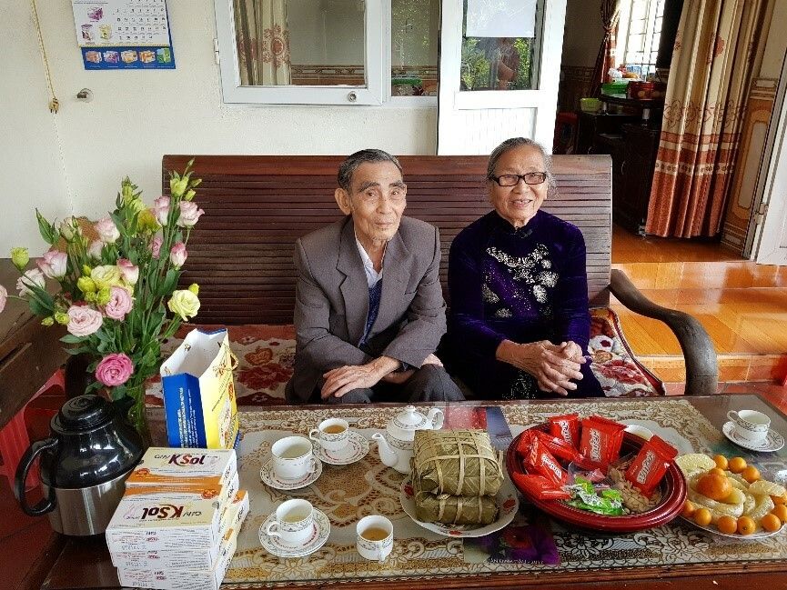 Bố mẹ tôi đang vui vẻ cùng con cháu chờ đón mùa Xuân mới
