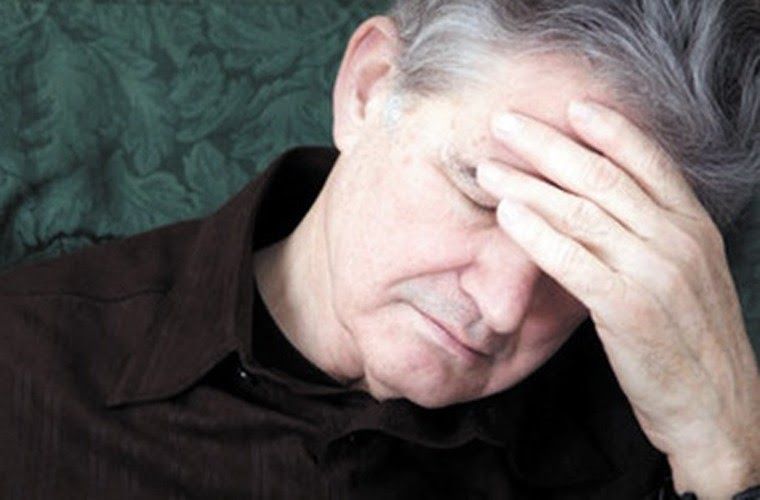 Máu trong phân là một trong những dấu hiệu ung thư trực tràng thường gặp. Thiếu máu có thể dẫn tới mệt mỏi, hoa mắt, chóng mặt.