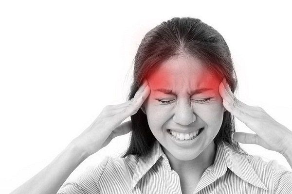Đau đầu âm ỉ kéo dài là một trong những dấu hiệu ung thư vòm họng