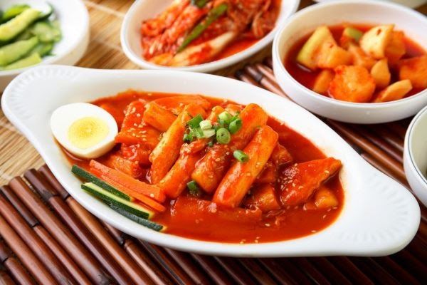 Đồ ăn cay nóng có thể kích thích tổn thương tại vòm họng