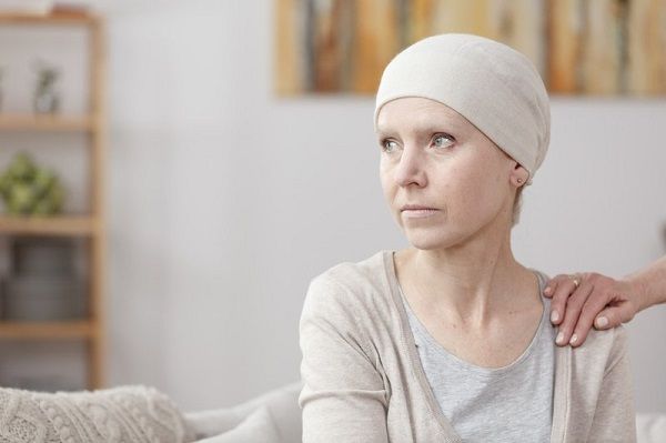 Rụng tóc là biến chứng thường gặp ở những người điều trị bằng hóa chất
