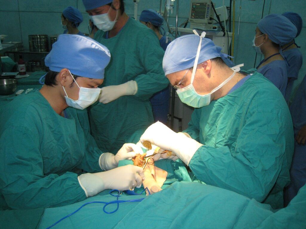 Phẫu thuật là một trong những cách điều trị bệnh ung thư dạ dày