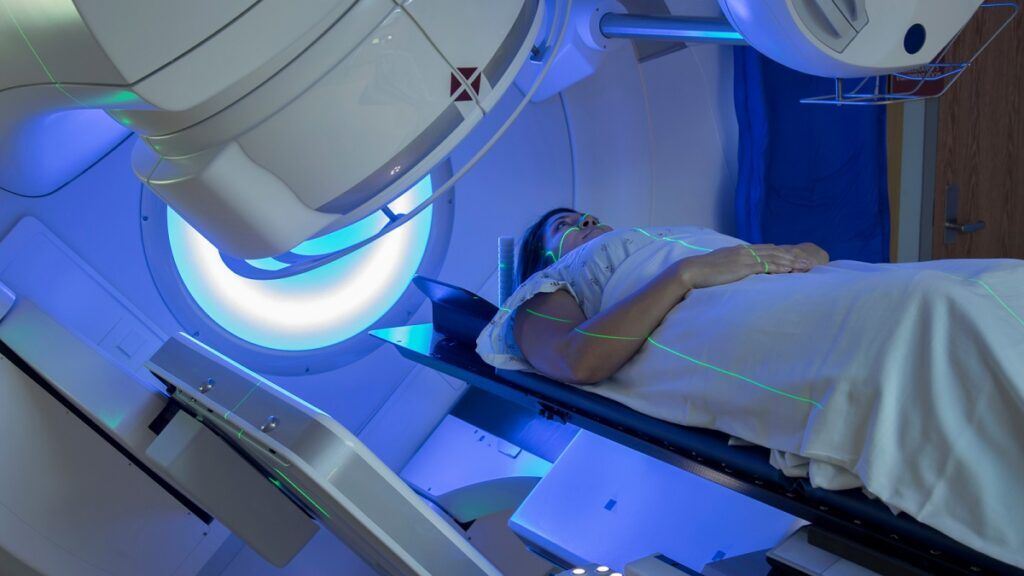 các bác sĩ sẽ tiến hành đo đạc cẩn thận để xác định vị trí chính xác trên cơ thể mà xạ trị nhắm đến với liều lượng bức xạ thích hợp